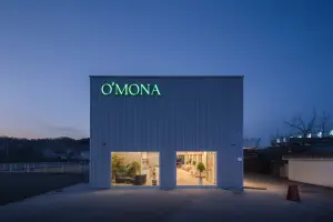 블루아워에 빛나는 모던 인더스트리얼 카페 오모나